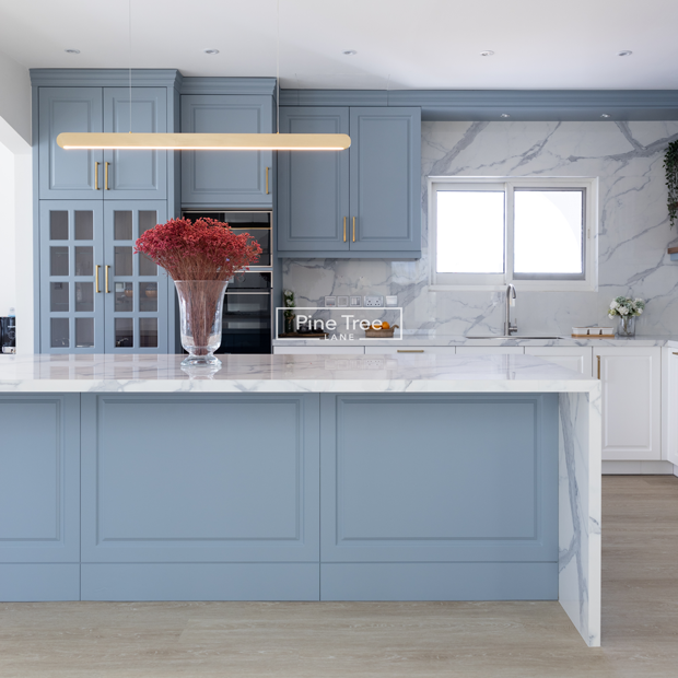 kitchen design featuring stylish two-tone cabinetry