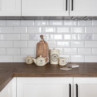 kitchen featuring subway tile backsplash