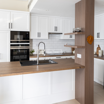 Multi-level kitchen tower with smooth pull-out mechanism